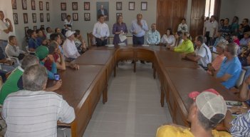 El alcalde de Ocaña, Emiro Cañizares, se reunió con las personas afectadas para buscar una solución a los altos costos de la electricidad./ Foto cortesía: La Opinión.