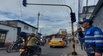 Conductores piden que se intervengan cuanto antes, para evitar accidentes y que sancionen a quienes violan las normas de tránsito./ Foto: Javier Sarabia / La Opinión