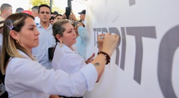 La Gestora Social del departamento, Cecilia Soler, estampando su firma en el mensaje de paz enviado al Gobierno Nacional/Foto cortesía