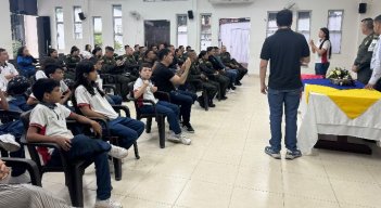 Cada viernes, en los salones de la institución educativa se realizan las clases. 