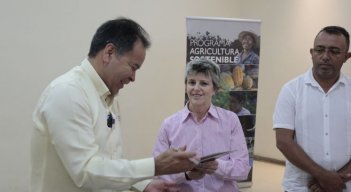 El Gobernador William Villamizar Laguado y la representante de Usaid,  Melani Schultz, durante la firma de la alianza para ayudar a cebolleros de El Carmen./Foto cortesía