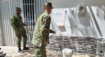 Uniformados del ejército realizan labores de limpieza en barrios de occidente de Cúcuta/Foto cortesía