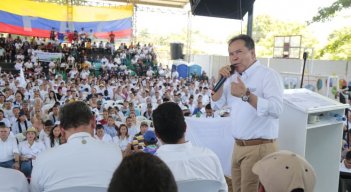 El gobernador William Villamizar interviene en el acto de la paz en Tibú/Foto cortesía/La Opinión