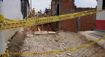 Los escombros acabaron con una humilde vivienda y hay otras casas a punto de colapsar. /Fotos: Cortesía / La Opinión