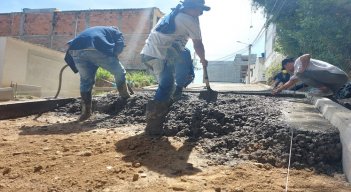 Se pavimentan 213 metros de longitud por 6 metros de ancho con un espesor de 20 centímetros./ Foto: Javier Sarabia / La Opinión