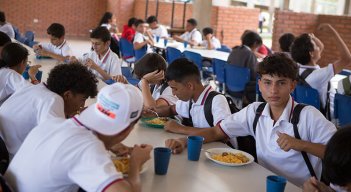 El PAE departamental se desarrolla en tres modalidades y beneficia no solo a los estudiantes colombianos, también se ha convertido en ese complemento alimentario para los niños y adolescentes migrantes y de comunidades indígenas. / Fotos: La Opinión