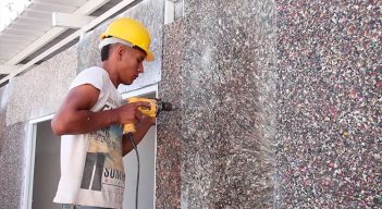 Las paredes de la casa están fabricadas en plástico reciclado, convertidos en paneles. Allí funciona un fábrica de perfumes desde hace 5 años, cuando se materializó el proyecto de los empresarios./ Foto Cortesía