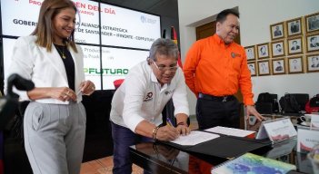 Arnulfo Sánchez firma aquí el convenio suscrito con Coopfuturo y la Gobernación/Foto Cortesía