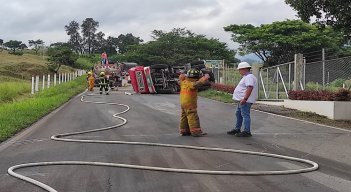 El volcamiento de un vehículo cisterna cerca al río Algodonal enciende las alarmas de las autoridades ambientales. / Foto: Cortesía