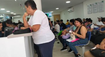 Usuarios de Sanitas ya reciben medicamentos de Pharmasan. / Foto: Laura Serrano / La Opinión 