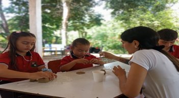 A través de la arcilla los niños campesinos aprenden el proceso evolutivo de las culturas colombianas. / Foto: Cortesía.