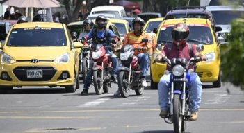 Los proponentes de la ley señalan que la eliminación de la inmovilización en la mayoría de infracciones aliviará la carga financiera de los motociclistas, muchos de los cuales usan este medio de transporte para su trabajo diario./ Foto: Archivo / La Opinión 