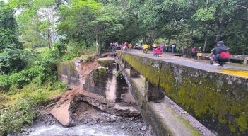 Técnicos especializados analizan la estructura del puente afectado por la ola invernal en el sector de La San Juana. /Foto: Cortesía.