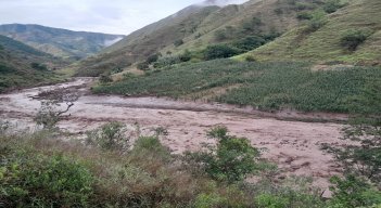 Completamente incomunicado se encuentra el municipio de Villa Caro debido a los deslizamientos de tierra en las carreteras.