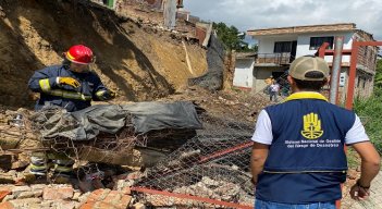 Ante los torrenciales aguaceros un muro de contención y la pared de una vivienda colapsan en el barrio El Palomar de Ocaña.