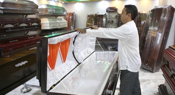 Morirse en estratos bajos cuesta entre $2.2 millones y casi $4 millones. En el cementerio El Gólgota es donde más barato sale una bóveda, ronda los $600.000./ Foto Carlos Ramírez-La Opinión