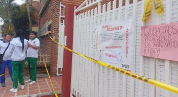 Estudiantes bloquean la entrada del Instituto Técnico Comercial Alfonso López de Ocaña.