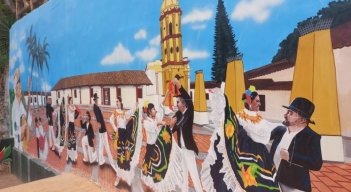 Jóvenes vandalizan murales del viacrucis en el mirador turístico de Cristo Rey.