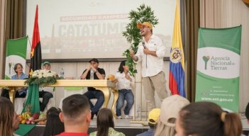 La Agencia Nacional de Tierras entrega títulos a las víctimas de la zona del Catatumbo.