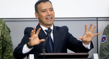Pedro Sánchez, Mindefensa
