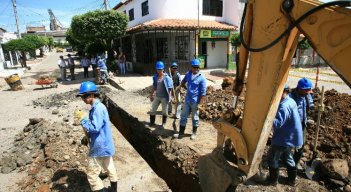 Obreros de Aguas Kpital en una reposición de redes de acueducto./Foto archivo