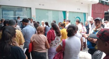 Usuarios de Nueva EPS en las afueras del centro administrativo en Los Caobos/Foto archivo