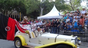 El desfile de carros antiguos, uno de los más vistosos de la Feria/Foto cortesía
