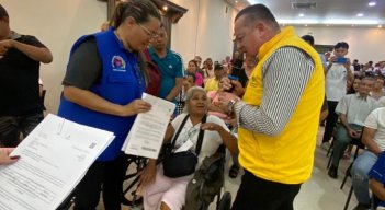 Fredy Quintero, subdirector de la Unidad Nacional de Víctimas, hace entrega de una de las cartas a una víctima/Foto cortesía