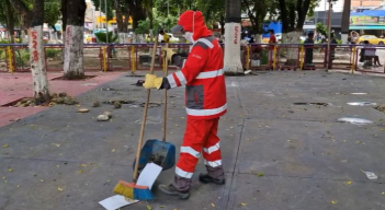 Operarios de Veolia barren las calles de Cúcuta. 
