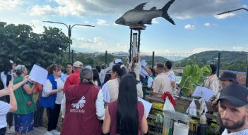 Las mujeres buscan a los desaparecidos en la zona del Catatumbo para honrar la memoria.