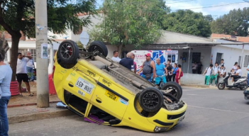 Taxi terminó volcado