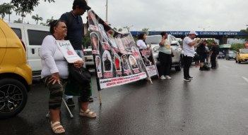 Familiares de colombianos presos en Venezuela protestan en la frontera.