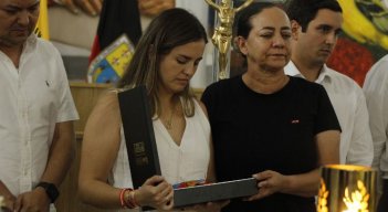 La viuda de Diógenes Quintero, Diana Riveros, y su señora madre Dioselina Amaya, recibieron sendas condecoraciones póstumas./Foto cortesía