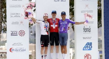 El suizo Mauro Schmid  (centro), superó en el esprín al británico Adam Yates (UAE) y al australiano Lucas Plapp (Jayco AluLa). 