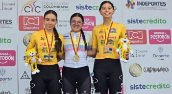 La ciclista Diana Corrales (izquierda) medalla de plata, Luciana Osorio (centro), oro y Yañlecza Marín se apoderaron del podio de la ruta en la categoría Sub-23 de los Nacionales de ciclismo de Zipaquirá.