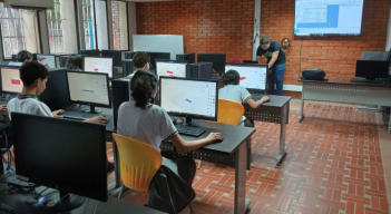 Jóvenes y adultos se capacitan en los SmartLab de Cúcuta.