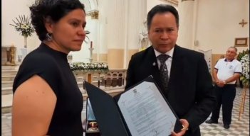 El gobernador William Villamizar entrega a un familiar de la fallecida exalcaldesa Margarita Silva de Uribe un decreto de honores por los servicios y aportes hechos a Cúcuta y al departamento./Foto: Cortesía