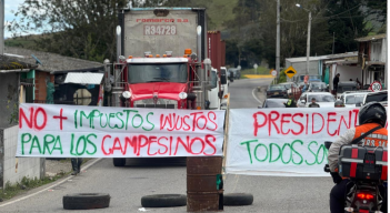 Bloqueo vial en el sector La Laguna, en la vía a Pamplona. 