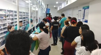 Largas colas para reclamar medicamentos que nunca entregan en los dispensarios de Nueva EPS/Foto: Orlando Carvajal