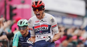 El joven francés Paul Magnier (Soudal Quick Step) sorprendió a los grandes favoritos en el embalaje de la primera etapa del Giro de Italia.