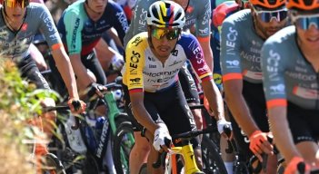 Egan Bernal pasó un momento crítico en los últimos 45 kilómetros de la etapa.