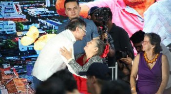 En el Encuentro de Economías para la Vida, el presidente Petro estrechó abrazos con abuelas que arribaron al SENA/Foto Carlos Ramírez