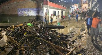 Damnificados reciben las ayudas humanitarias, mientras las distintas entidades adelantan la limpieza de las calles y viviendas afectadas por la avenida torrencial.