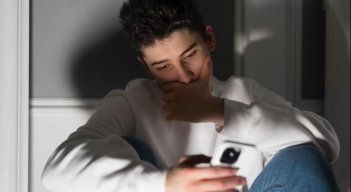 Expertos alertan por el impacto del uso excesivo del celular en la salud mental de los jóvenes