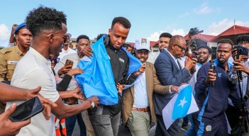 El árbitro somalí Omar Artan, que finalmente no podrá estar en el Mundial de Fútbol al prohibirle su entrada las autoridades de los Estados Unidos, será el encargado de dirigir la final de la Supercopa de Europa entre el PSG francés y el Aston Villa inglés, según anunció este jueves la UEFA.