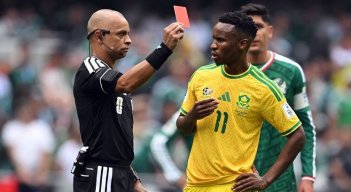 El centrocampista de los 'Bafana Bafana' Themba Zwane  que fue expulsado contra México, podría ser su debut y despedida si  Sudáfrica no avanza más allá de la fase de grupos.