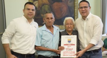 El alcalde de Cúcuta, Jorge Acevedo entregó ayer títulos de propiedad a 22 familias de estratos populares de la ciudad, en un acto que se llevó a cabo en la sala de juntas de la Alcaldía