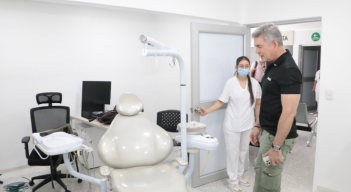 Javier Prieto Peña, gerente de Imsalud, inspecciona espacios de IPS renovada en zona rural de Cúcuta.. 