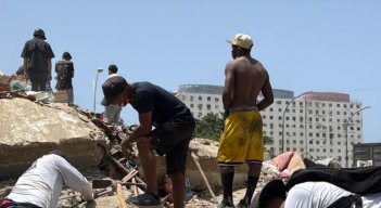 Nosotros mismos los estamos rescatando: familias buscan entre los escombros en La Guaira