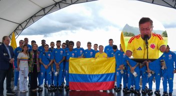 Presidente Petro lució la camiseta de la Selección Colombia en su despedida rumbo al Mundial